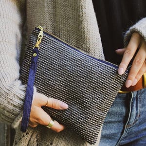 Monedero con cremallera de tweed azul marino dorado: hecho a mano con correa de muñeca de sarga de algodón