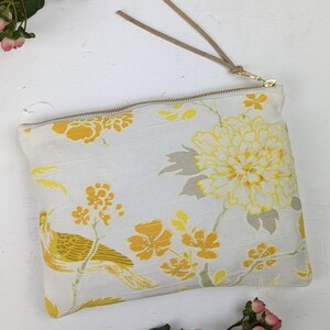 Cartera de mano con cremallera Irene Song Bird con estampado floral y de pájaros en amarillo y blanco, hecha a mano