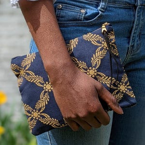 Cartera de mano azul real con cremallera. Bolso de mano azul marino y dorado hecho a mano, forrado, cremallera de latón brillante.