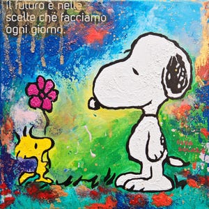 Può includere: Dipinto colorato con Snoopy e Woodstock in un giardino. Snoopy, bianco, è vicino a un fiore rosa. Il testo "il futuro e nelle scelte che facciamo ogni giorno" è in alto.
