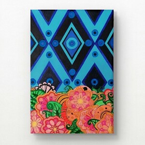 Può includere: Dipinto astratto con un motivo geometrico di triangoli e cerchi neri, blu e turchese. La parte inferiore del dipinto presenta un motivo floreale colorato con rosa, arancione e verde.