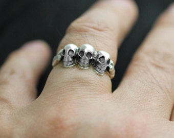 Anillo de calavera triple, anillo de cabezas muertas de plata, anillo gótico, anillo de apilamiento, joyería de calavera, anillo boho, anillo ajustable, regalo de Navidad, R419