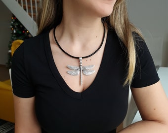 Zilveren Dragonfly ketting, grote Dragonfly charme, dierlijke charmes, lederen ketting, kettingen voor vrouwen, zwarte choke ketting, Valentijnsdag