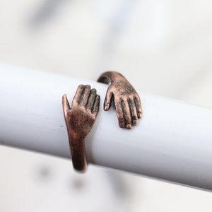 Anillo de cobre antiguo, anillo de mano de cobre, joyería de declaración, anillo de abrazo, anillo apilable, anillo de pareja, anillo de diseño lindo, regalo romántico R391 AC