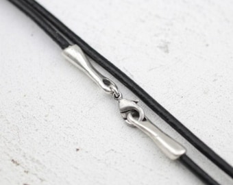 Collar de cordón de cuero genuino negro de 3 mm de calidad con extremos bañados en plata de ley y cierre de mosquetón. LK105