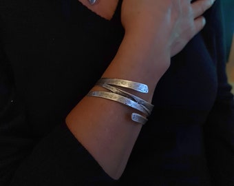 Antiekzilveren GEHAMERDE manchetarmband met 4 lijnen, zilveren wikkelarmband, boho-armband, Hammared-manchetarmband, cadeau voor haar, kerstcadeau, B113