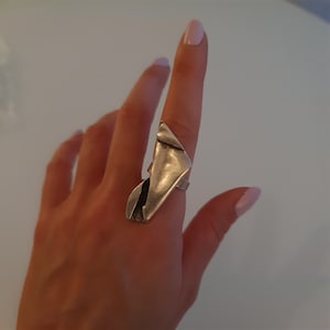 Anillo arrugado brutalista de plata, anillo abstracto modernista, anillo único, anillo de declaración abstracta, regalo de Navidad, R249
