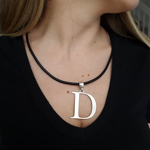 Colgante de Plata Letra D, Charm Alfabeto, Regalo Personalizado, Collar de Letras, Collar Monograma, Collar de Cuero, Collares Mujer, P12 AS