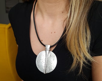 Collana con ciondolo martellato in argento, grande collana rotonda, collana Boho, collana in pelle nera, collane per donne, regalo di San Valentino, P05