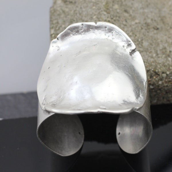 Pulseira assimétrica brutalista, bracelete robusto de prata, joia modernista, pulseira larga com punho aberto, presente para ela, B42