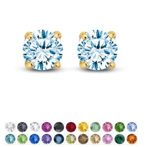 Pode incluir: Um par de brincos de ouro, cada um com uma pedra preciosa redonda azul clara. As pedras preciosas são colocadas em uma configuração de quatro garras. Os brincos são exibidos em um fundo branco, com uma variedade de pedras preciosas coloridas abaixo.