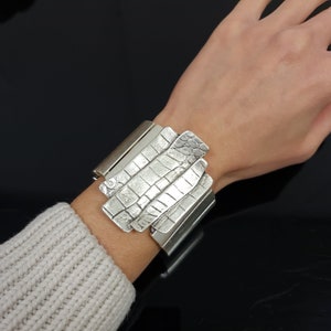 Large bracelet de manchette gravé en peau de serpent argenté, bracelet extensible, bracelet brutaliste, bracelet fait main, bracelet pour femmes, B3014