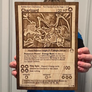 Carte à collectionner en bois personnalisable de style Pokémon | Nom, description, statistiques et image personnalisés | Cadeau unique pour les fans et les collectionneurs