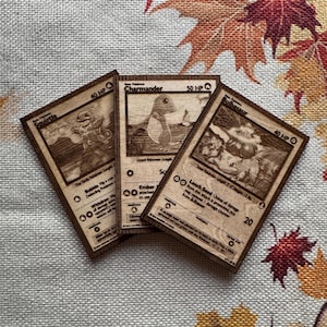 Carte à collectionner en bois personnalisable de style Pokémon | Nom, description, statistiques et image personnalisés | Cadeau unique pour les fans et les collectionneurs
