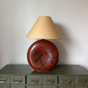 Vintage 1990s Post Modern Runde Abstrakte Keramik Tischlampe mit Schirm