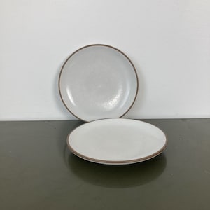 Vintage-Set mit zwei Heath Ceramics Coupé Opaque Weißbrot- und Butterteller, Dessertteller, 6,25 Zoll Durchmesser