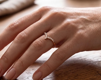 Fede nuziale a chevron con diamanti sintetici a taglio marquise, in oro rosa, impilabile.