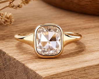 Anello di fidanzamento con diamante sintetico taglio a cuscino rosa (platino e oro)