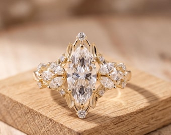 Anello di fidanzamento con diamanti sintetici a taglio marquise e fede nuziale vintage in platino.