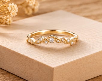 Anello a chevron con foglia di diamante sintetico, delicata fede in platino, gioiello ispirato alla natura.