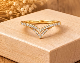 Fede nuziale a chevron con diamanti creati in laboratorio, anello in oro rosa a doppia V.