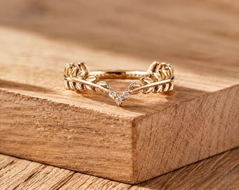 Anello a chevron con foglia di diamante sintetico, fascia delicata in platino ispirata alla natura.