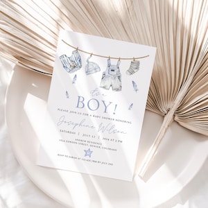 Junge-Babyparty-Einladung, Wäscheleine-Babyparty-Einladung, es ist ein Junge, bearbeitbare Vorlage, blaue Boho-Babyparty, blaue Babykleidung, Federn