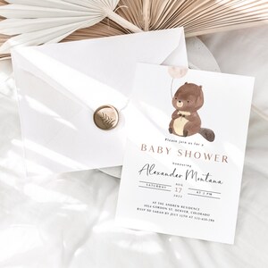 Könnte beinhalten: Eine Babyparty-Einladung mit einer Aquarell-Illustration eines braunen Bären, der einen Ballon hält. Die Einladung ist für Alexander Montana und findet am Samstag, den 17. August um 14:00 Uhr in der Andrew Residence, 1954 Gordon St., Denver, Colorado statt. Bitte melde dich bis zum 1. Juli bei Sarah unter 123-456-789.