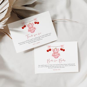 Puede incluir: Dos tarjetas rosas y blancas con una ilustraci&oacute;n de acuarela de un atuendo de beb&eacute; y cerezas. El texto en las tarjetas dice "Gracias por darnos tanto amor y por celebrar nuestro peque&ntilde;o paquete de alegr&iacute;a con nosotros. Estamos agradecidos por todos los regalos, deseos, palabras amables, amor y apoyo. Con amor, Lily & John" y "Libros para beb&eacute;. Una peque&ntilde;a petici&oacute;n que esperamos no sea dif&iacute;cil, por favor traiga un libro en lugar de una tarjeta, firmando su libro y dejando una nota, siempre apreciaremos las dulces palabras que escribi&oacute;. Gracias."