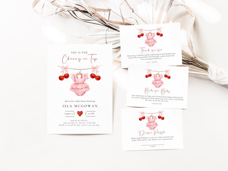 Puede incluir: Un conjunto de cuatro tarjetas para baby shower con un tema de cereza y body de beb&eacute;. Las tarjetas incluyen una invitaci&oacute;n, una tarjeta de agradecimiento, una tarjeta de solicitud de libros y una tarjeta de rifa de pa&ntilde;ales. Las tarjetas est&aacute;n decoradas con ilustraciones de acuarela de cerezas y un body de beb&eacute; rosa.