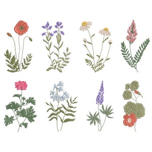 Op de afbeelding: Een set van acht geborduurde bloemenontwerpen met verschillende wilde bloemen in tinten roze, paars, blauw en wit. De ontwerpen zijn perfect voor knutselprojecten, borduurpatronen of digitale kunst.