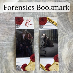 Pu&ograve; includere: Due segnalibri rettangolari con la scritta "Forensics Bookmark". Un segnalibro presenta una coppia, una rosa rossa e un'impronta di mano insanguinata. L'altro mostra un cane al guinzaglio e un nastro della scena del crimine.