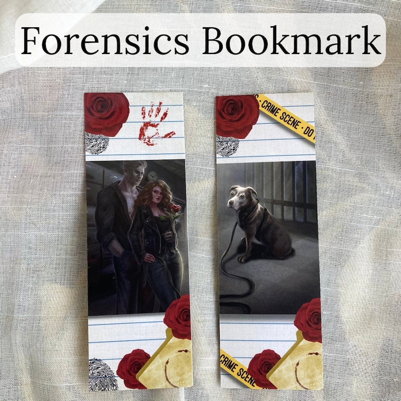 Pu&ograve; includere: Due segnalibri rettangolari con la scritta "Forensics Bookmark". Un segnalibro presenta una coppia, una rosa rossa e un'impronta di mano insanguinata. L'altro mostra un cane al guinzaglio e un nastro della scena del crimine.