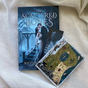 The Scattered Bones Signerad pocketbok/inbunden och specialanpassad karaktärskonstbokmärke och konst-/karttryck - En mörk fantasi med en förbjuden romans Hardcover