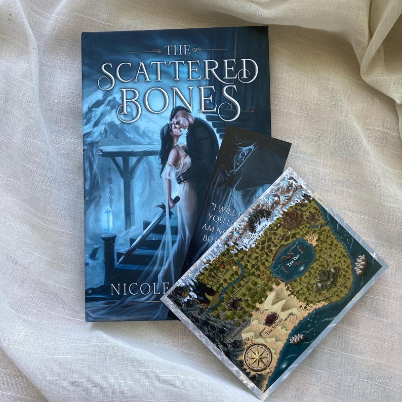 The Scattered Bones Signerad pocketbok/inbunden och specialanpassad karaktärskonstbokmärke och konst-/karttryck - En mörk fantasi med en förbjuden romans Hardcover