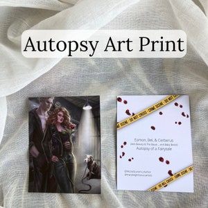 Pu&ograve; includere: Sono esposte due stampe artistiche. Una presenta una coppia con un cane, l'altra ha testo e petali di rosa con nastro della scena del crimine. Il testo recita "Autopsy Art Print" e "Autopsy of a Fairytale."