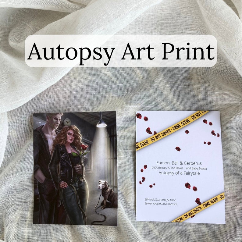 Pu&ograve; includere: Sono esposte due stampe artistiche. Una presenta una coppia con un cane, l'altra ha testo e petali di rosa con nastro della scena del crimine. Il testo recita "Autopsy Art Print" e "Autopsy of a Fairytale."