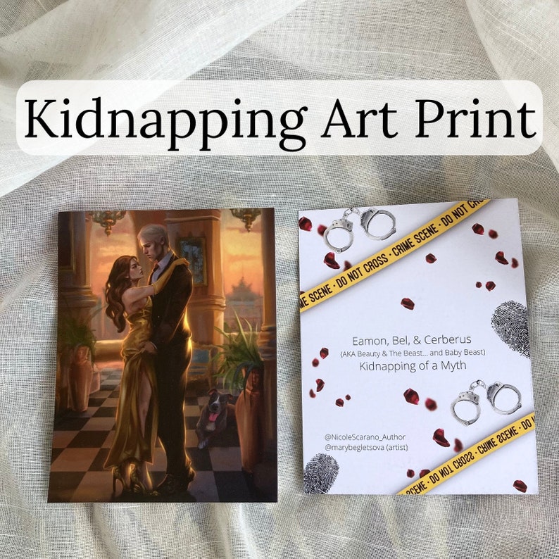 Pu&ograve; includere: Stampa artistica intitolata "Kidnapping Art Print" con una coppia in abito formale, un cane e testo. Una seconda stampa mostra manette, petali di rosa e il testo "Eamon, Bel, & Cerberus (AKA Beauty & The Beast... and Baby Beast) Kidnapping of a Myth."