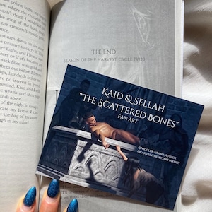 The Scattered Bones Signerad pocketbok/inbunden och specialanpassad karaktärskonstbokmärke och konst-/karttryck - En mörk fantasi med en förbjuden romans bild 11