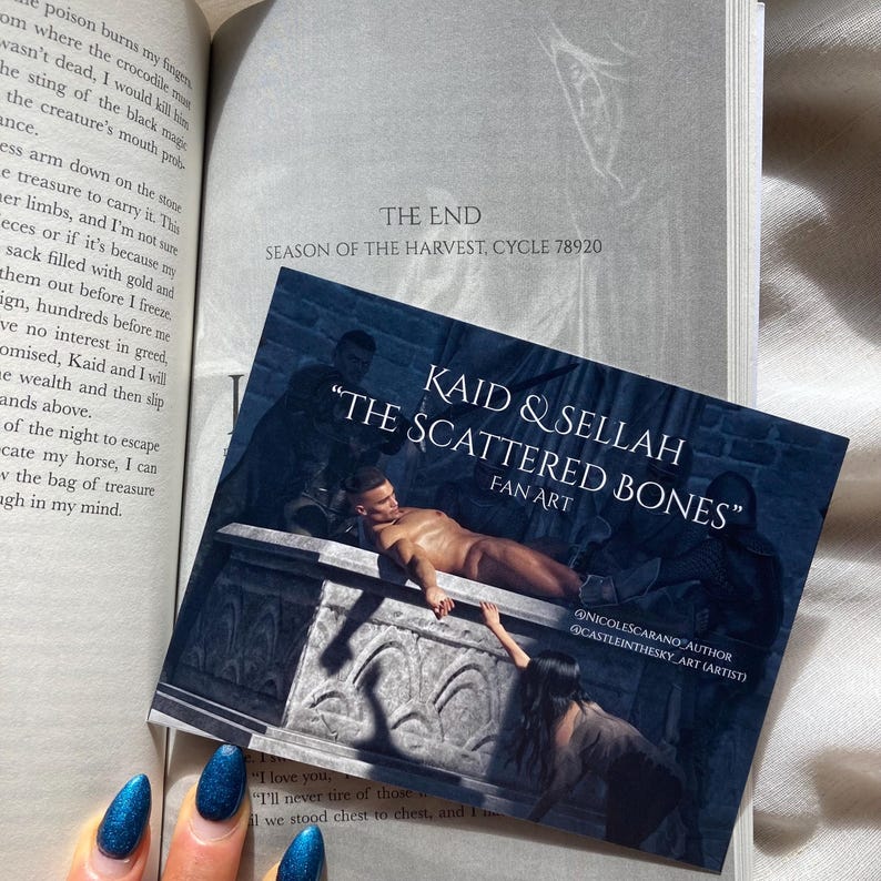 The Scattered Bones Signerad pocketbok/inbunden och specialanpassad karaktärskonstbokmärke och konst-/karttryck - En mörk fantasi med en förbjuden romans bild 11