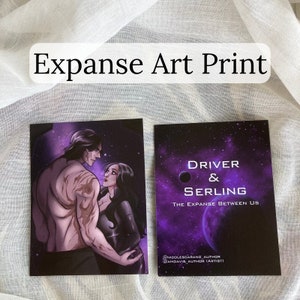 Pu&ograve; includere: Due stampe artistiche con illustrazioni a tema spaziale. Una raffigura un uomo e una donna, l'altra presenta il testo "Driver & Serling The Expanse Between Us" su uno sfondo di galassia viola. Le stampe sono etichettate come "Expanse Art Print".