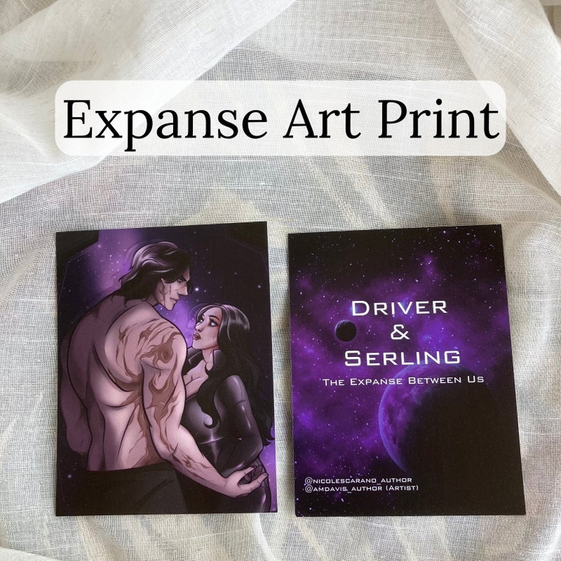 Pu&ograve; includere: Due stampe artistiche con illustrazioni a tema spaziale. Una raffigura un uomo e una donna, l'altra presenta il testo "Driver & Serling The Expanse Between Us" su uno sfondo di galassia viola. Le stampe sono etichettate come "Expanse Art Print".