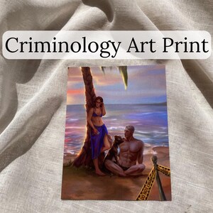 Pu&ograve; includere: Una stampa artistica intitolata "Criminology Art Print" raffigura una coppia e un cane su una spiaggia al tramonto. La donna &egrave; appoggiata a una palma, mentre l'uomo &egrave; seduto sulla sabbia. Un nastro giallo "Do Not Cross" &egrave; in primo piano.
