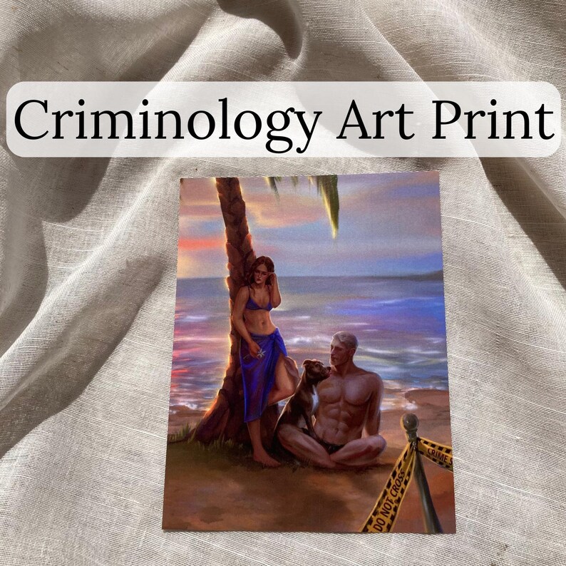 Pu&ograve; includere: Una stampa artistica intitolata "Criminology Art Print" raffigura una coppia e un cane su una spiaggia al tramonto. La donna &egrave; appoggiata a una palma, mentre l'uomo &egrave; seduto sulla sabbia. Un nastro giallo "Do Not Cross" &egrave; in primo piano.