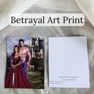 Pu&ograve; includere: Stampa artistica intitolata "Betrayal Art Print" raffigurante una coppia davanti a un castello. La donna indossa un abito rosso e tiene una spada. L'uomo &egrave; a torso nudo. Il retro recita "King Arthur & Guinevere A Loyal Betrayal."