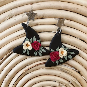 Klei bloemen heksenhoed oorbellen, heksenhoed Halloween sieraden, spookachtige oorbellen, boho halloween sieraden, herfst klei oorbellen, natuurontwerpen