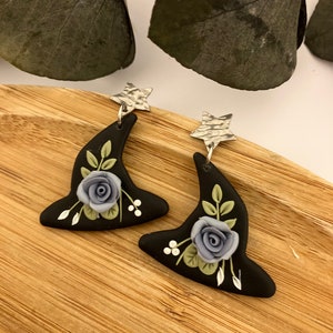 Orecchini a forma di cappello da strega in argilla di Halloween, orecchini a forma di rosa in argilla, orecchini per la stagione spettrale, orecchini in argilla 3D, gioielli floreali in argilla, orecchini autunnali unici