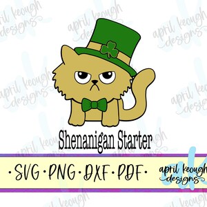 Peut inclure: Illustration numérique d'un chat de dessin animé portant un chapeau de lutin vert avec un trèfle au sommet et un nœud papillon vert. Le chat a une expression grincheuse. Le texte "Shenanigan Starter" est sous le chat. Le texte "SVG.PNG.DXF.PDF" est sous le texte "Shenanigan Starter". Le texte "april keough designs" est dans le coin inférieur droit de l'image.
