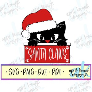 Könnte beinhalten: Eine schwarze Katze mit Weihnachtsmütze blickt über eine rote Box mit den weißen Worten "SANTA CLAWS". Das Bild enthält Pfotenabdrücke und die Dateitypen SVG, PNG, DXF und PDF.