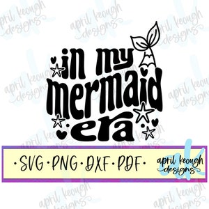 Puede incluir: Diseño gráfico en blanco y negro con el texto "in my mermaid era" con una cola de sirena y estrellas. El texto está en negrita, escrito a mano. El diseño está sobre un fondo blanco.